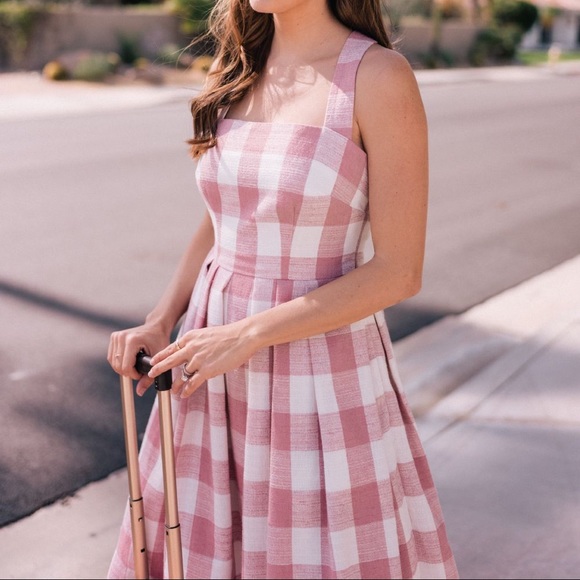 Gal meets glam Polly 0 - Picture 2 of 3